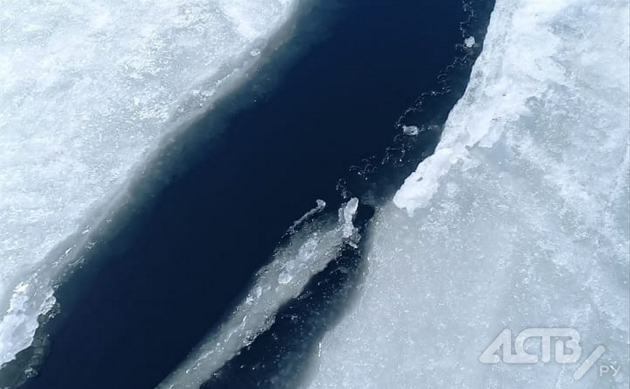 В Охотском оторвало льдину с тремя рыбаками, проводится спасательная операция 