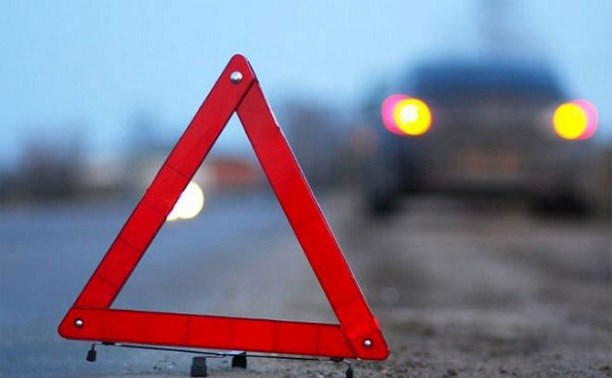 Два человека погибли при столкновении мотоцикла и микроавтобуса в Южно-Сахалинске