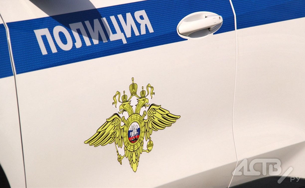 В Южно-Сахалинске мужчина угрожал полицейским предметом, похожим на огнестрельное оружие