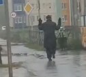 В Дальнем немолодой сахалинец устроил танцы под дождём