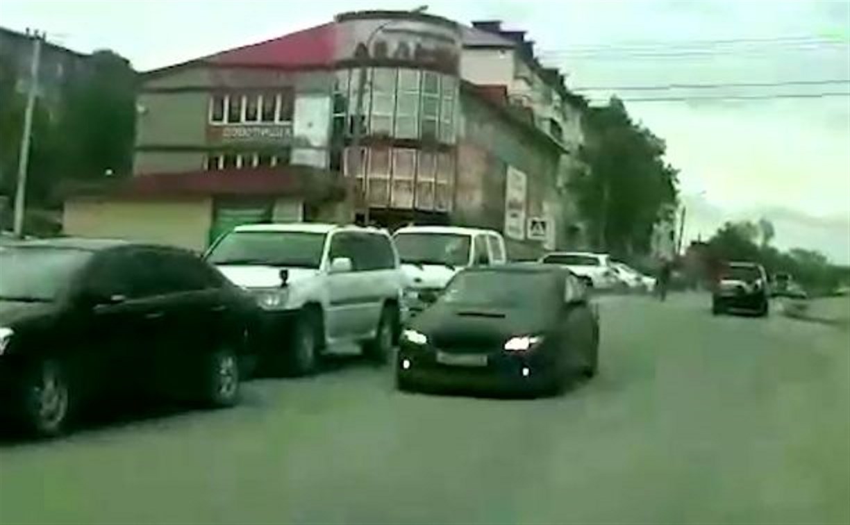 Водитель Subaru Legacy пронёсся по "встречке" на красный свет в Корсакове