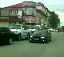 Водитель Subaru Legacy пронёсся по "встречке" на красный свет в Корсакове