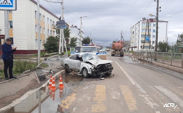 Toyota Corolla снесла дорожное ограждение в Красногорске
