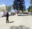 Напротив здания сахалинского правительства оцепили территорию из-за подозрительной сумки в урне