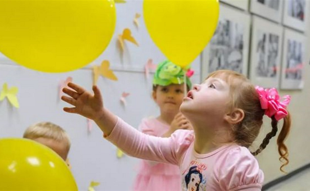 Фотовыставка о семьях с "солнечными" детьми открылась в Сахалинском художественном музее