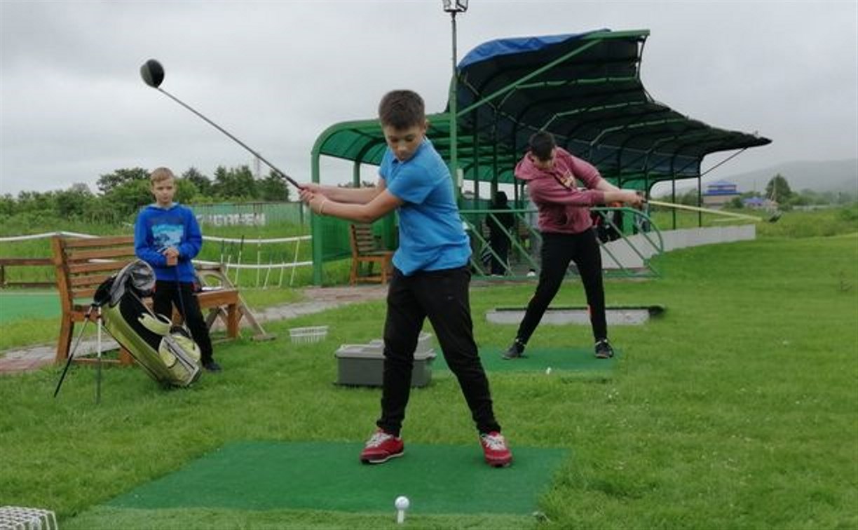 Сахалинским детям дали поиграть в гольф