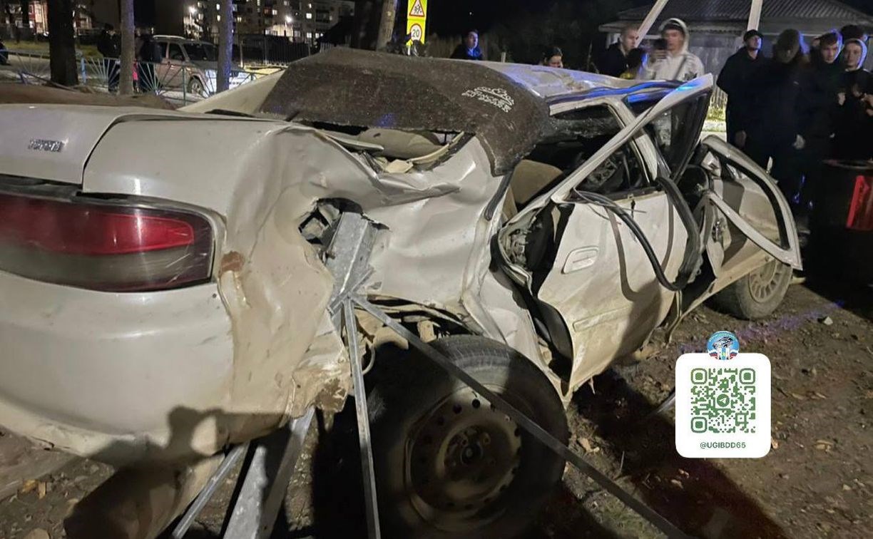 ДТП в Ногликах: водитель выбрался из "консервной банки" и сбежал, бросив пассажиров