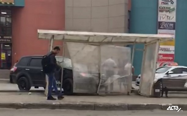 Автомобиль врезался в остановку в Южно-Сахалинске