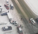 Тройное ДТП произошло в Южно-Сахалинске: автомобиль отбросило на остановку