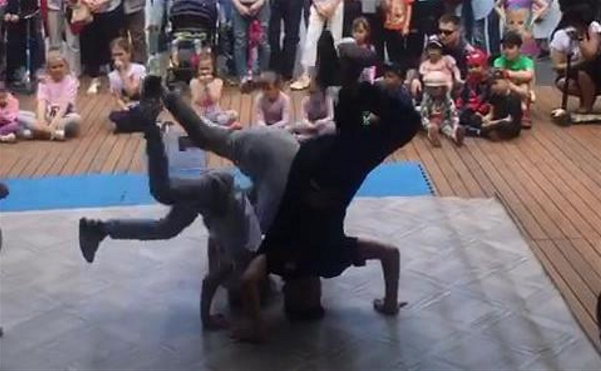 Танцевальный батл «Dance mix» прошел в городском парке Южно-Сахалинска