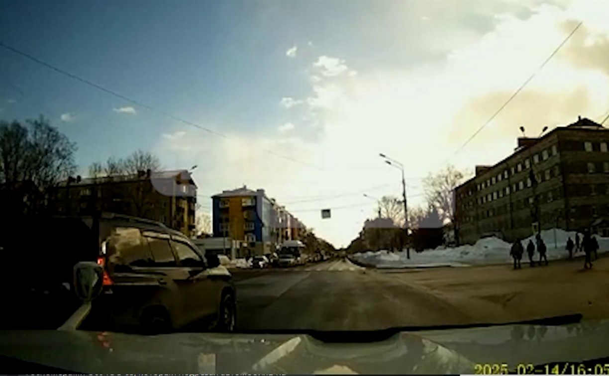 "Промчался как вихрь": "Прадик" жёстко подрезал авто в Южно-Сахалинске "Промчался как вихрь": "Прадик" жёстко подрезал авто в Южно-Сахалинске