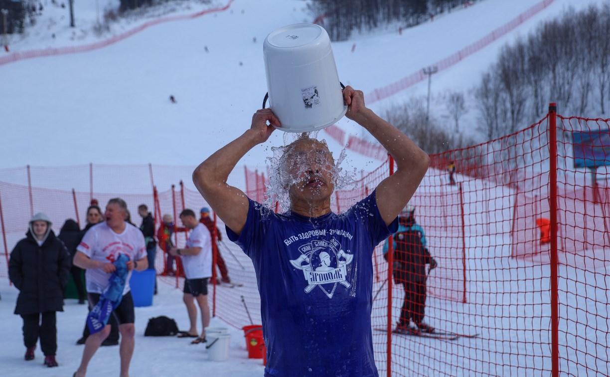 Больше 100 сахалинцев присоединились к акции по обливанию холодной водой