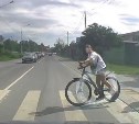 Ребенок на велосипеде едва не попал под машину в Южно-Сахалинске