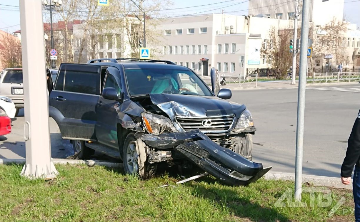 "Порезы на лице и руках": два человека получили травмы в ДТП в Южно-Сахалинске