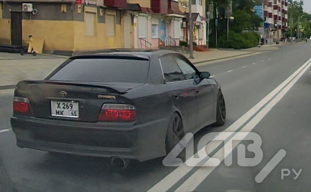 "Умник" на Toyota Chaser в Южно-Сахалинске объехал пробку по встречке через двойную сплошную