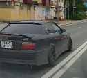 "Умник" на Toyota Chaser в Южно-Сахалинске объехал пробку по встречке через двойную сплошную