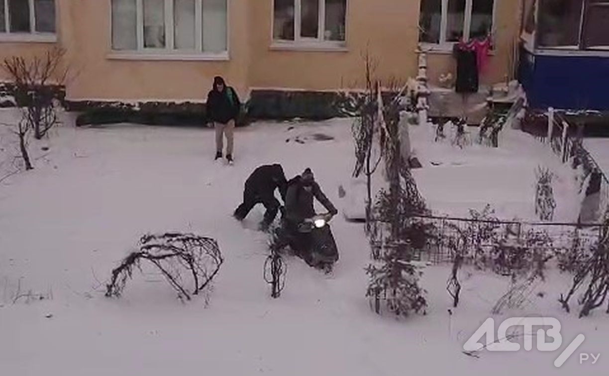 "Кабы бы не было зимы": катающаяся на мопеде по сугробам детвора повеселила сахалинцев