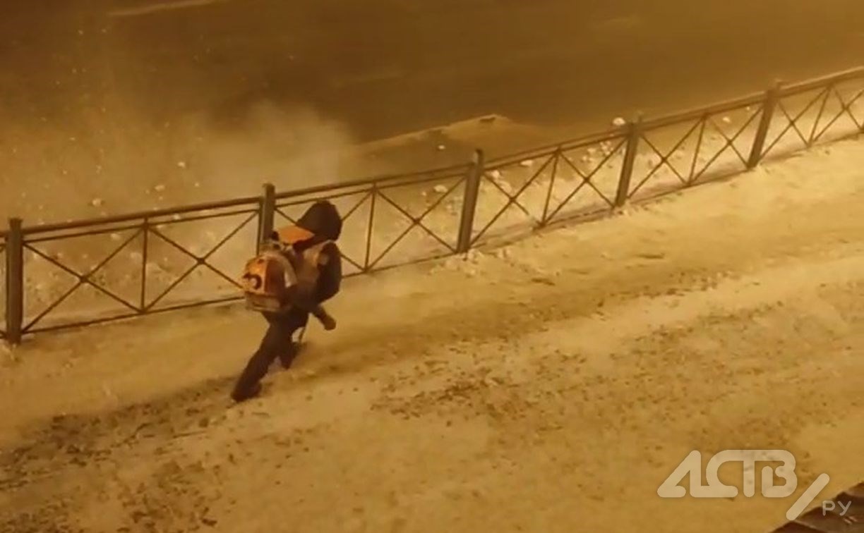 Ночью человек громко "пылесосил" улицу от снега в Южно-Сахалинске