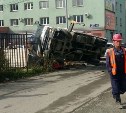 Кран-балка опрокинулась на улице Амурской в Южно-Сахалинске