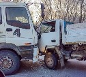 Большегруз с прицепом и грузовичок столкнулись в Южно-Сахалинске