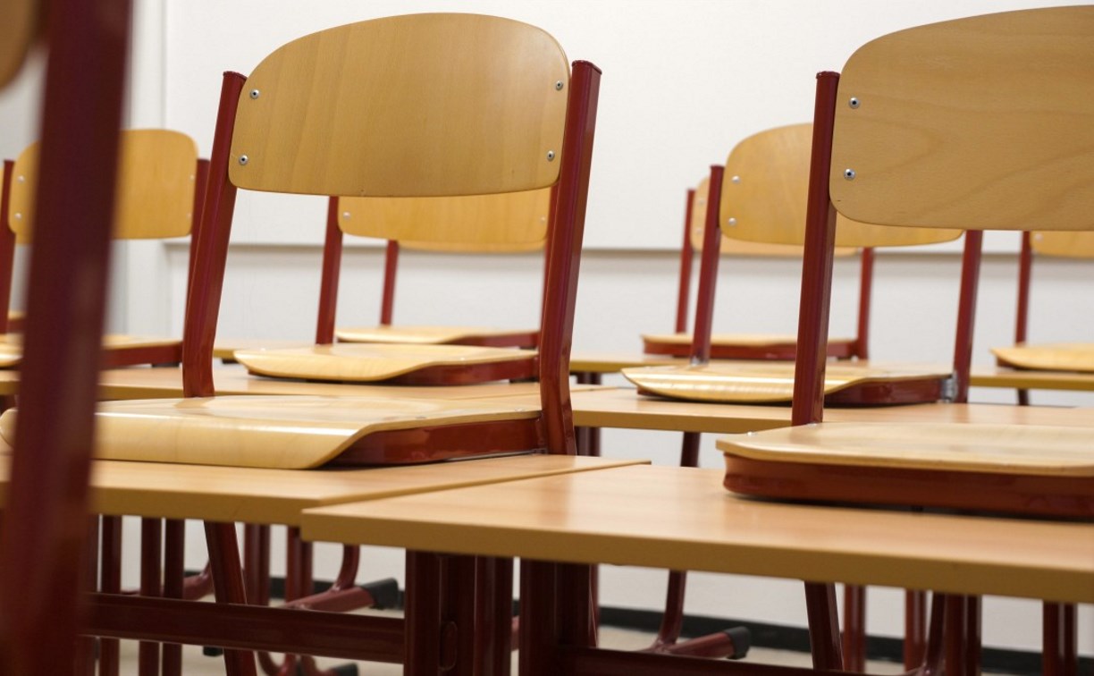 Занятия в школах отменили в нескольких районах Сахалина 
