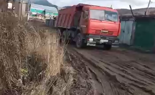 "Дети идут в школу по грязи": южносахалинец снял на видео состояние единственной дороги к остановке