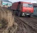 "Дети идут в школу по грязи": южносахалинец снял на видео состояние единственной дороги к остановке