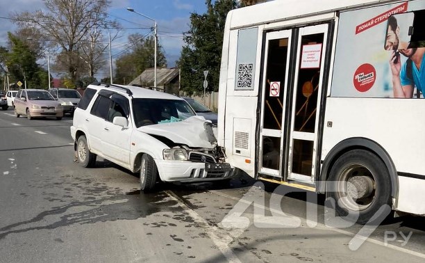 На скорости влетел в автобус: серьёзное ДТП произошло в Южно-Сахалинске