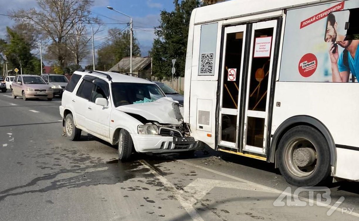 На скорости влетел в автобус: серьёзное ДТП произошло в Южно-Сахалинске