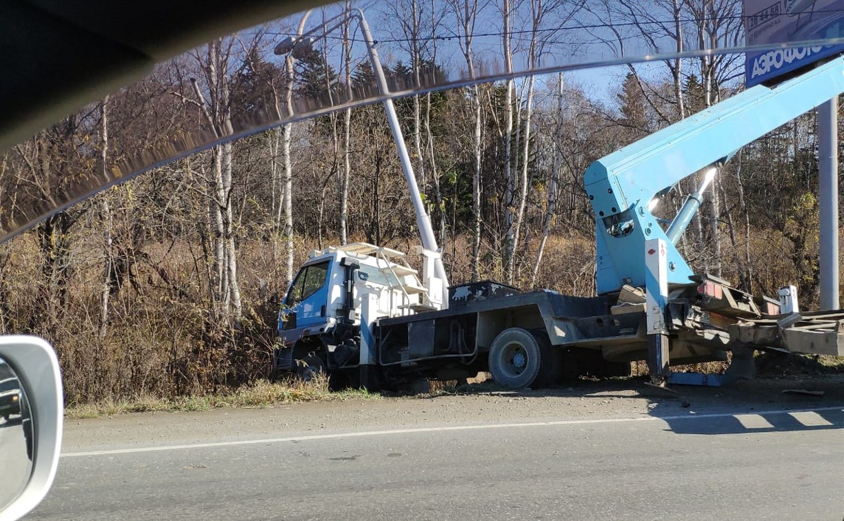 Оторвавшийся от тягача прицеп снес с дороги автовышку на въезде в Южно-Сахалинск