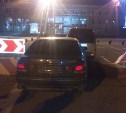 Toyota Aristo снесла бетонное ограждение в аэропорту Южно-Сахалинска