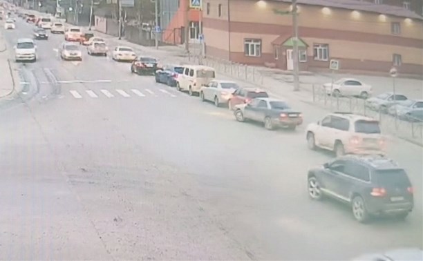 Авария на "пустом месте": момент массового ДТП в Южно-Сахалинске попал на видео
