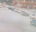 Авария на "пустом месте": момент массового ДТП в Южно-Сахалинске попал на видео