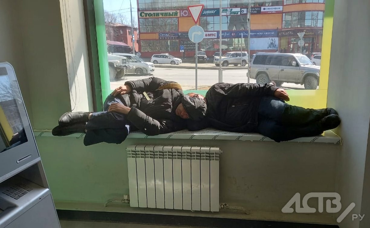 "Уютно, пригрелись": в отделении крупного банка в Южно-Сахалинске на окне прикорнули бездомные