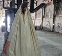 На предприятии в Южно-Сахалинске сотрудника сбил с ног мешок