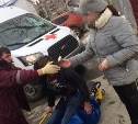 Охрана лицея в Южно-Сахалинске спасла двух людей, бьющихся в конвульсиях