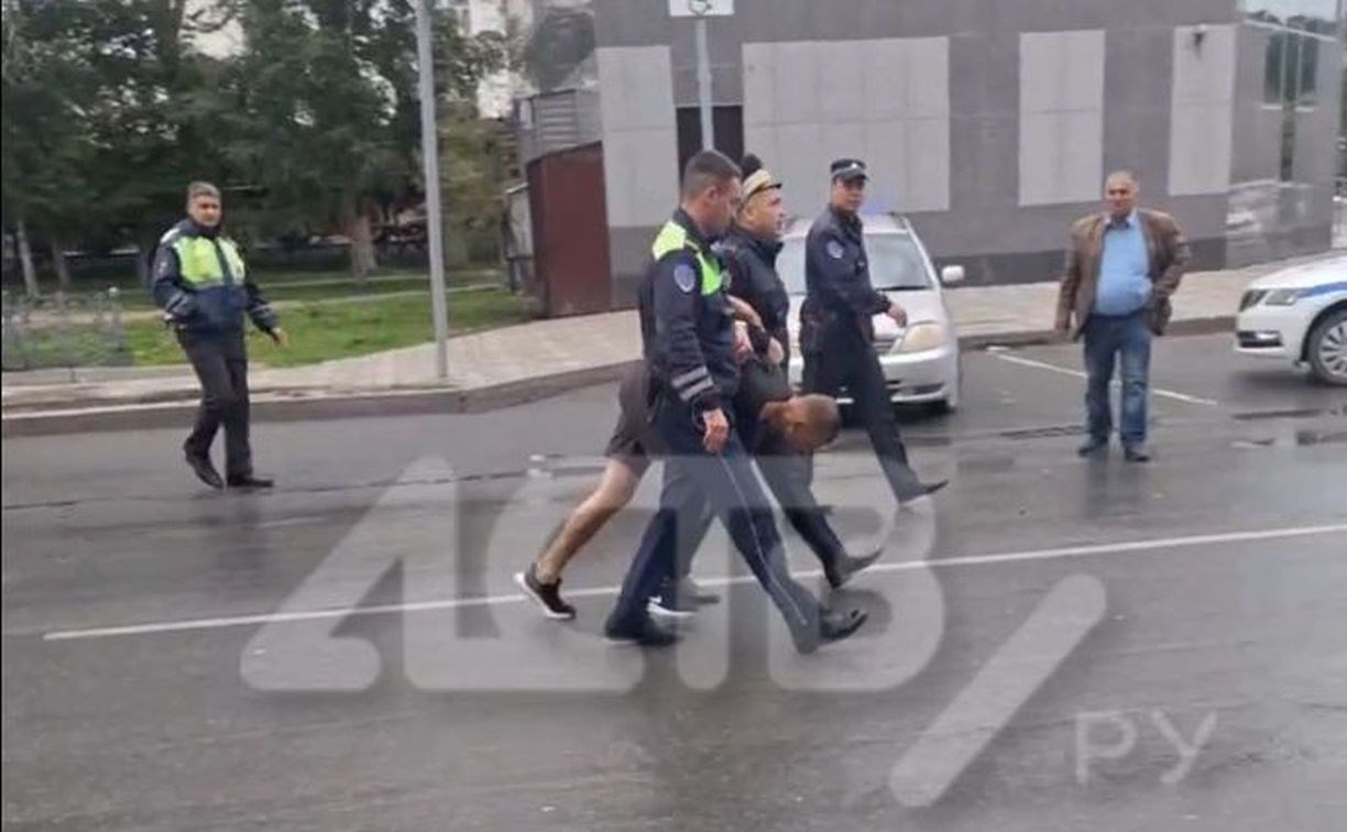 "В дом влупился, чуть людей не сбил": в Южно-Сахалинске водитель устроил аварию и пытался скрыться