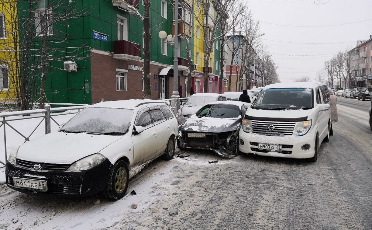 Очевидцев ДТП с участием трех автомобилей ищут в Южно-Сахалинске