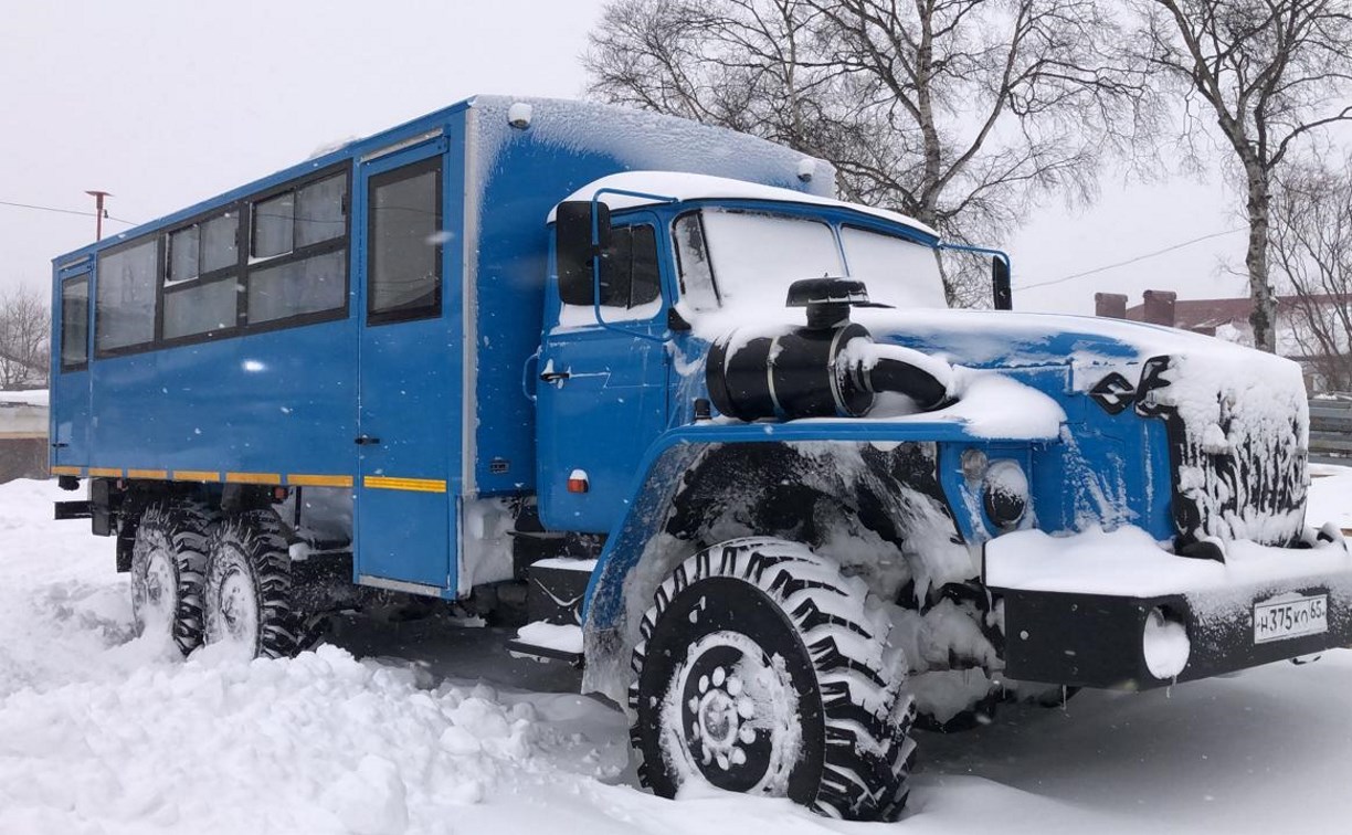 Сахалинские спасатели на "Урале" эвакуировали пассажиров застрявшей в снегу легковушки