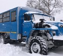 Сахалинские спасатели на "Урале" эвакуировали пассажиров застрявшей в снегу легковушки