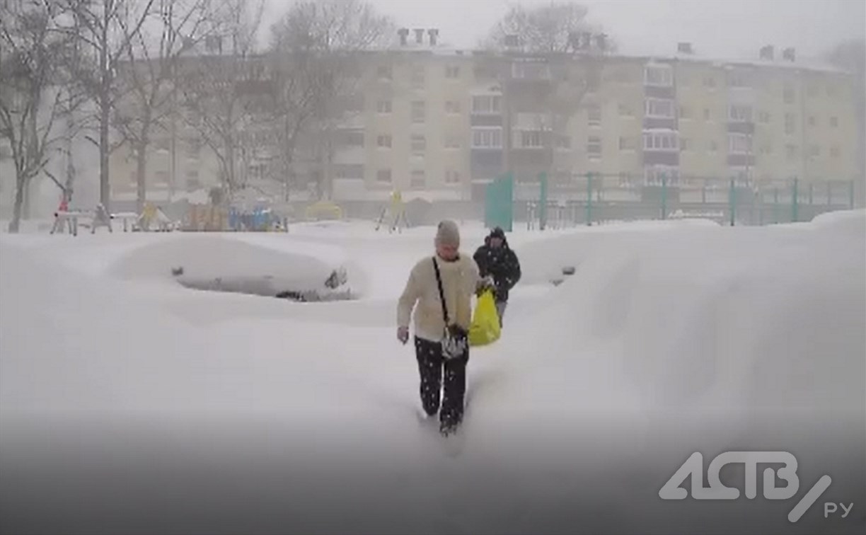 В Южно-Сахалинске разыскивают ребят на внедорожнике, которые повредили авто во дворе и скрылись 
