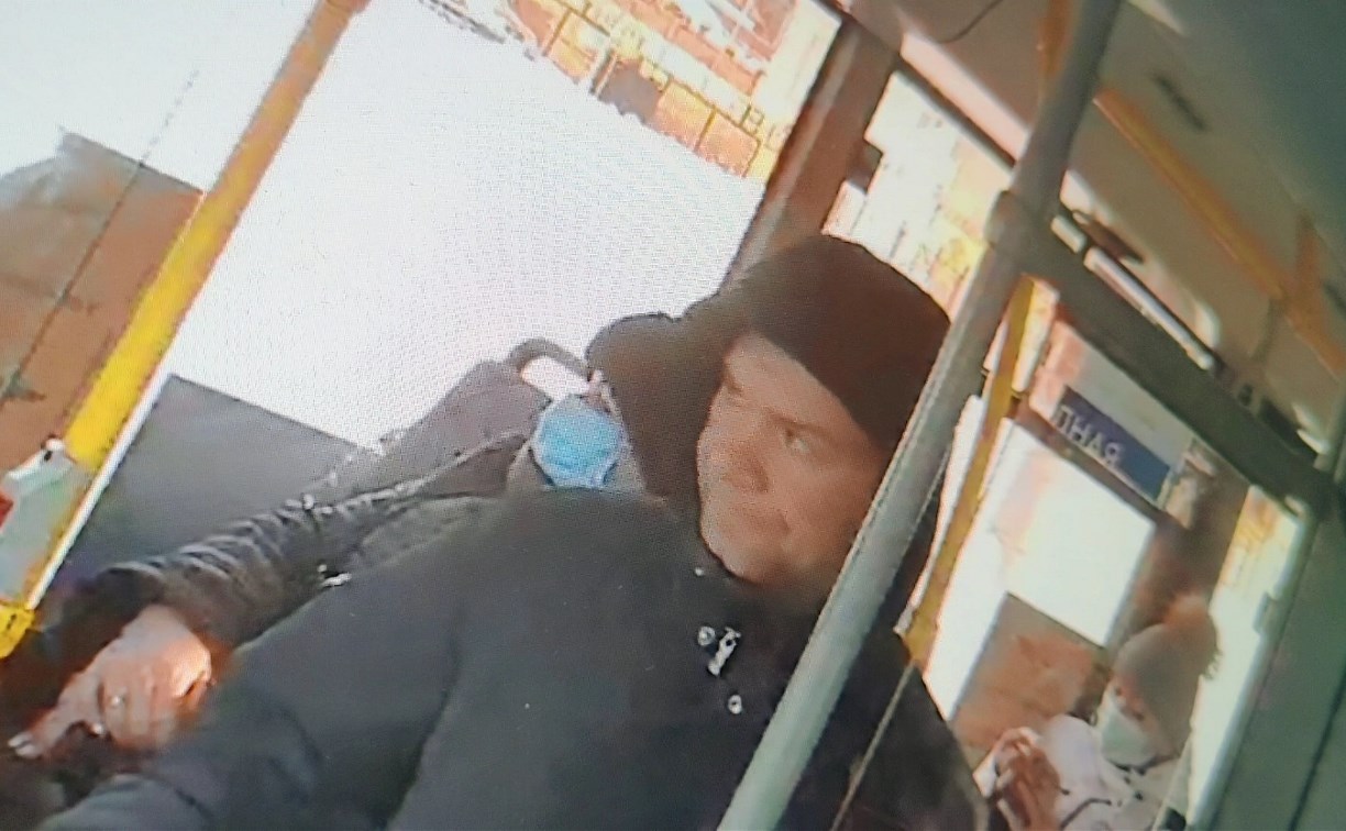 Полиция ищет сахалинца, который украл куртку прикорнувшего водителя автобуса