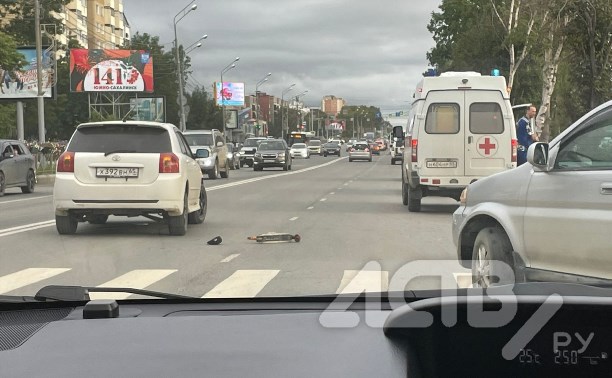 "Медик нёс на руках": в Южно-Сахалинске 1 сентября автомобиль сбил школьника на самокате