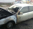 Nissan Bluebird сгорел в Южно-Сахалинске