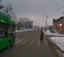 В Южно-Сахалинске водитель автобуса не уступил дорогу женщине, переходящей проезжую часть по "зебре"