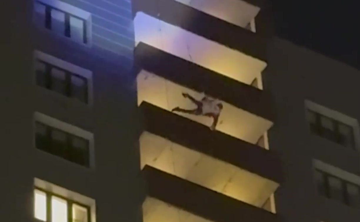 Переодетый в Деда Мороза альпинист упал с балкона 24-этажного дома на празднике двора