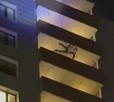 Переодетый в Деда Мороза альпинист упал с балкона 24-этажного дома на празднике двора