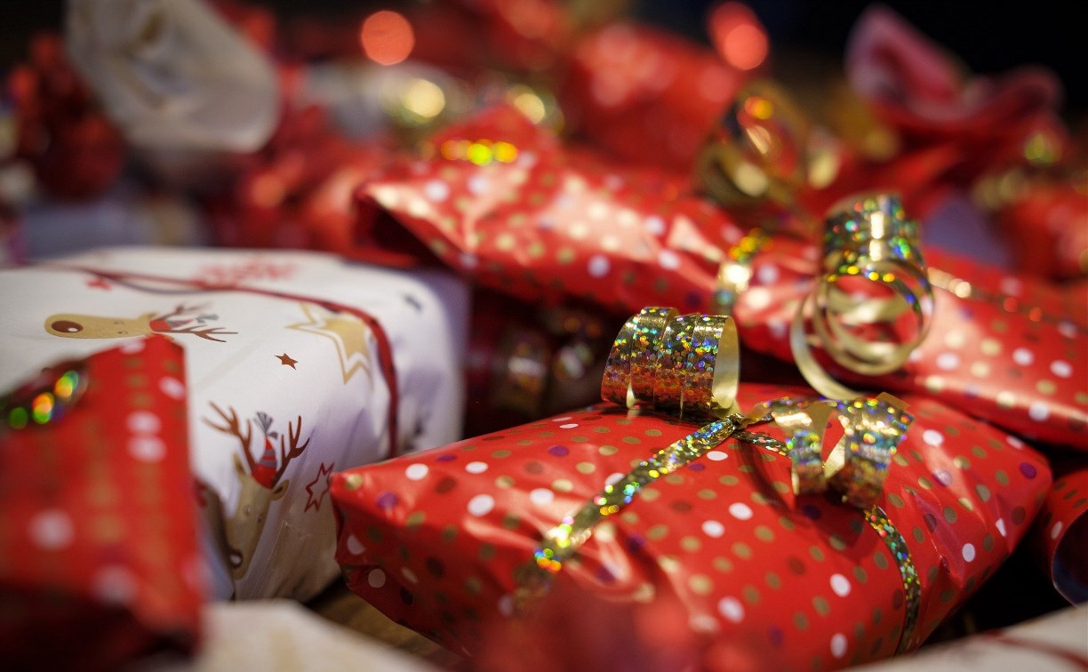 Новогодними подарками обеспечат всех сахалинских детей-инвалидов