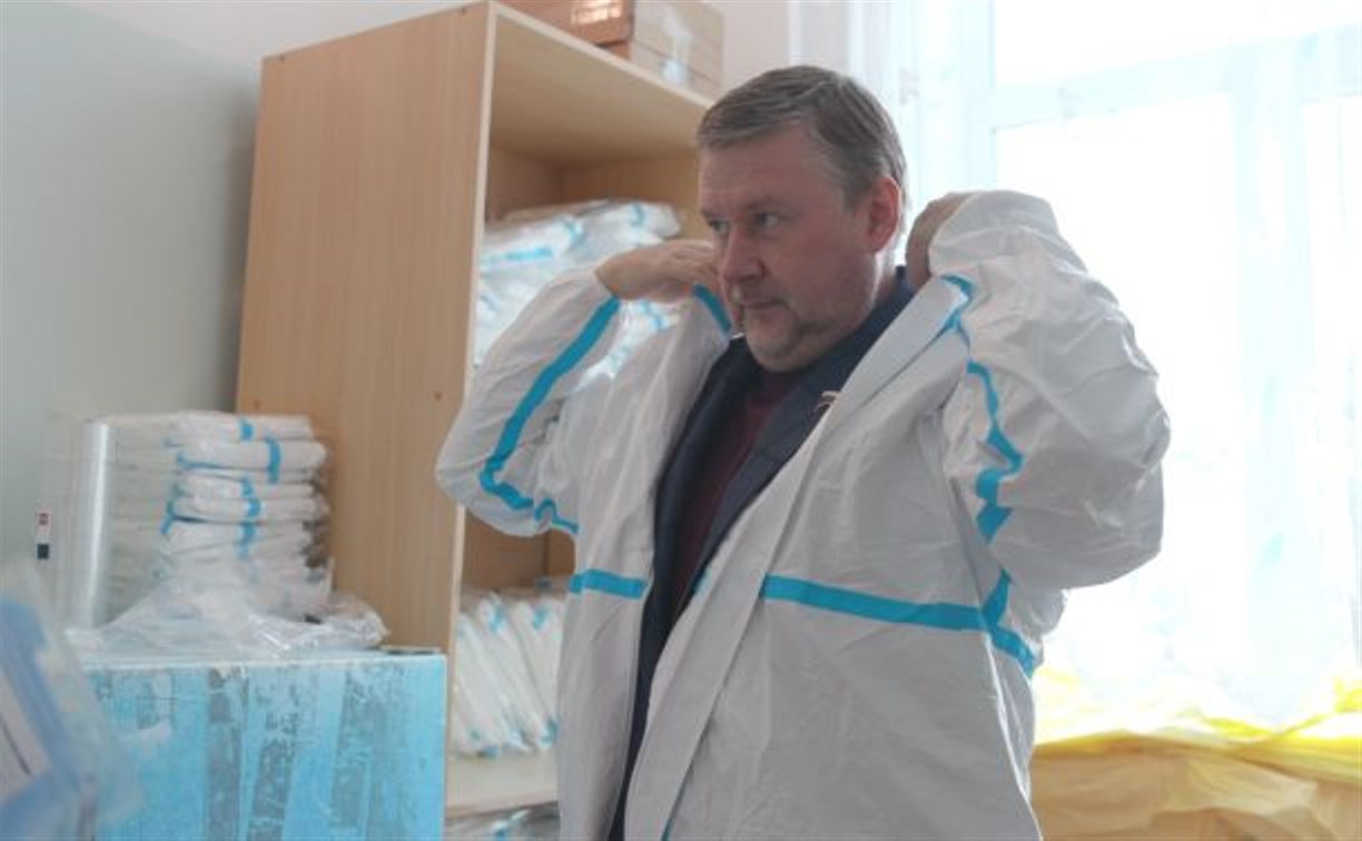 Георгий Карлов проверил обстановку в Долинском инфекционном госпитале