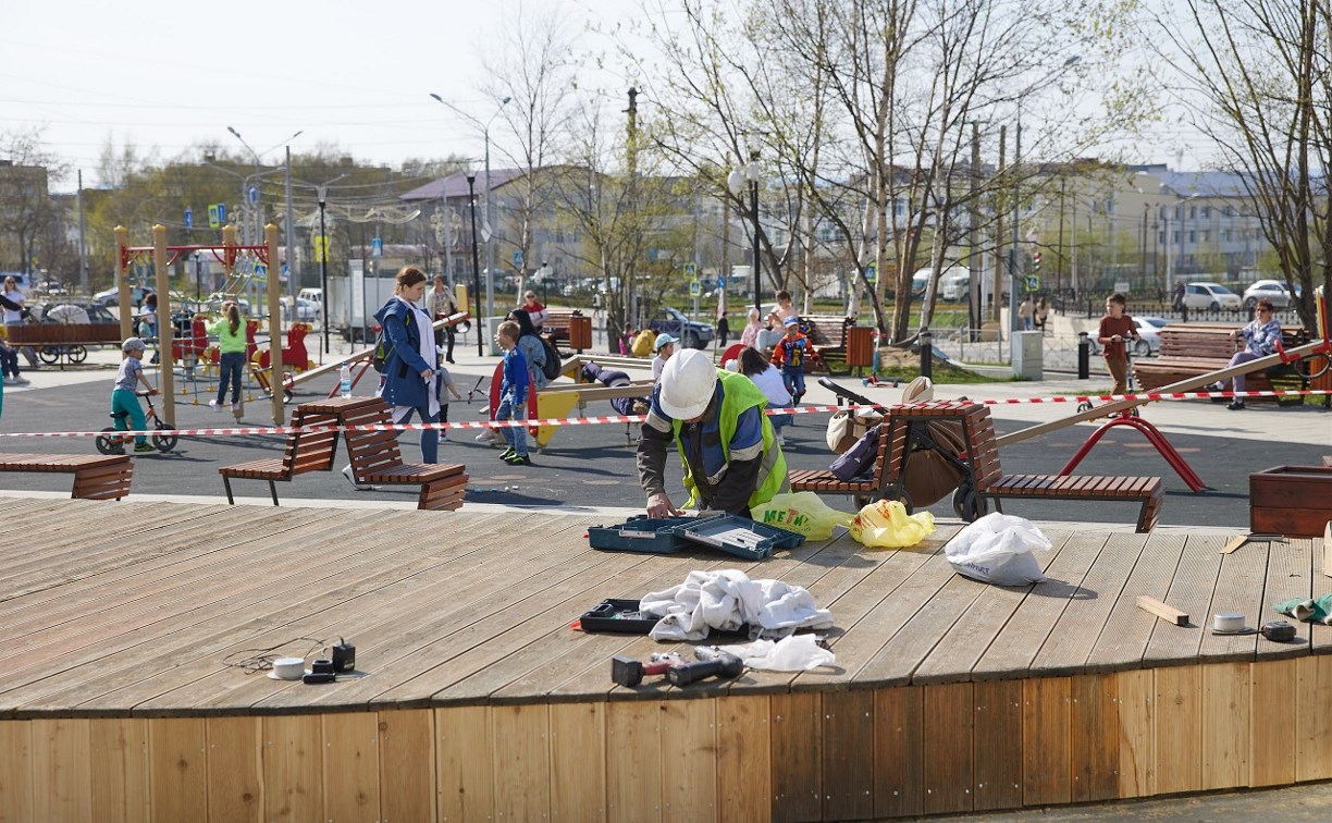 Ремонт сквера имени Сергея Есенина в Южно-Сахалинске завершают после погрома вандалами
